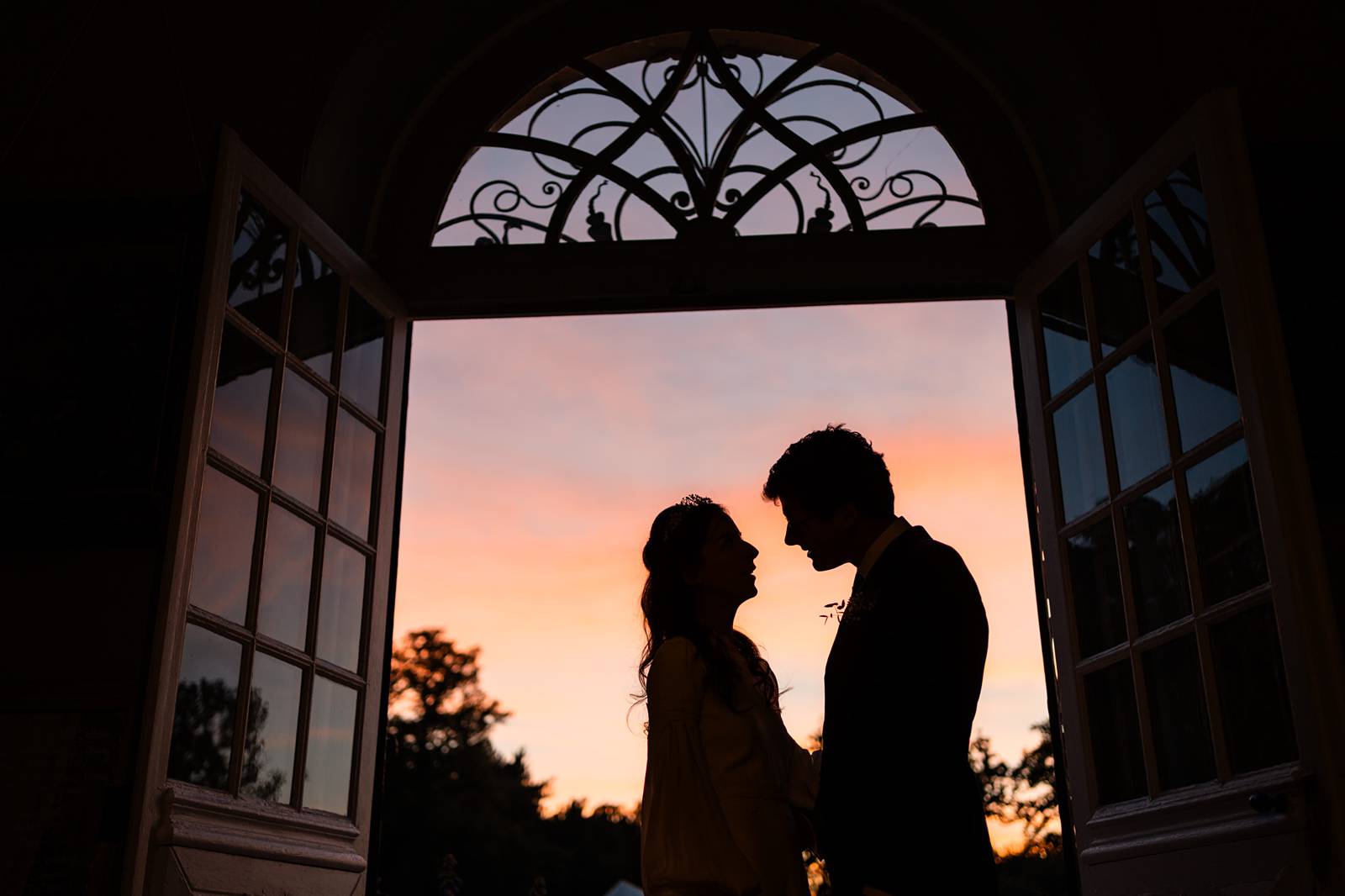 Mariage dans un domaine privé en Normandie, entre Rouen et Le Havre. Cérémonie religieuse. Réception dans le jardin et sous chapiteau en bambou.