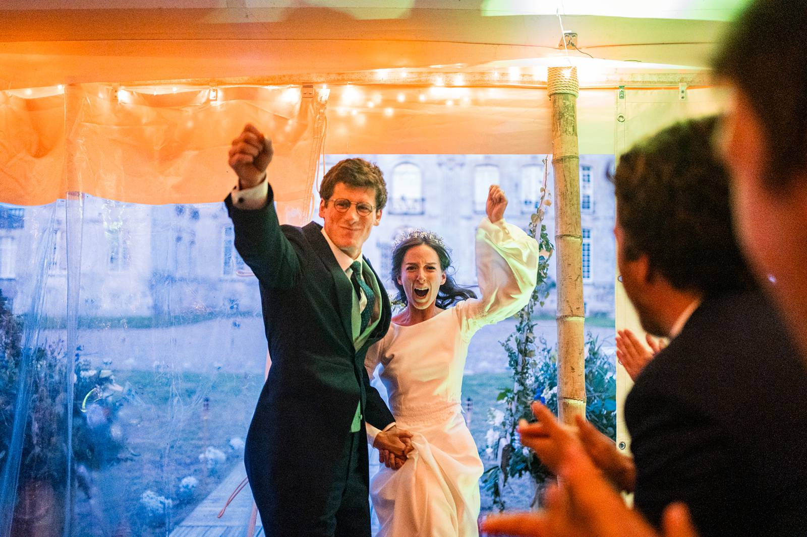 Mariage dans un domaine privé en Normandie, entre Rouen et Le Havre. Cérémonie religieuse. Réception dans le jardin et sous chapiteau en bambou.