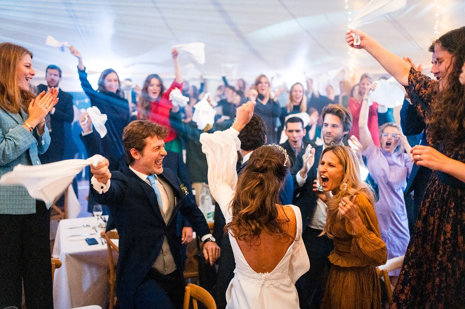 Mariage dans un domaine privé en Normandie, entre Rouen et Le Havre. Cérémonie religieuse. Réception dans le jardin et sous chapiteau en bambou.