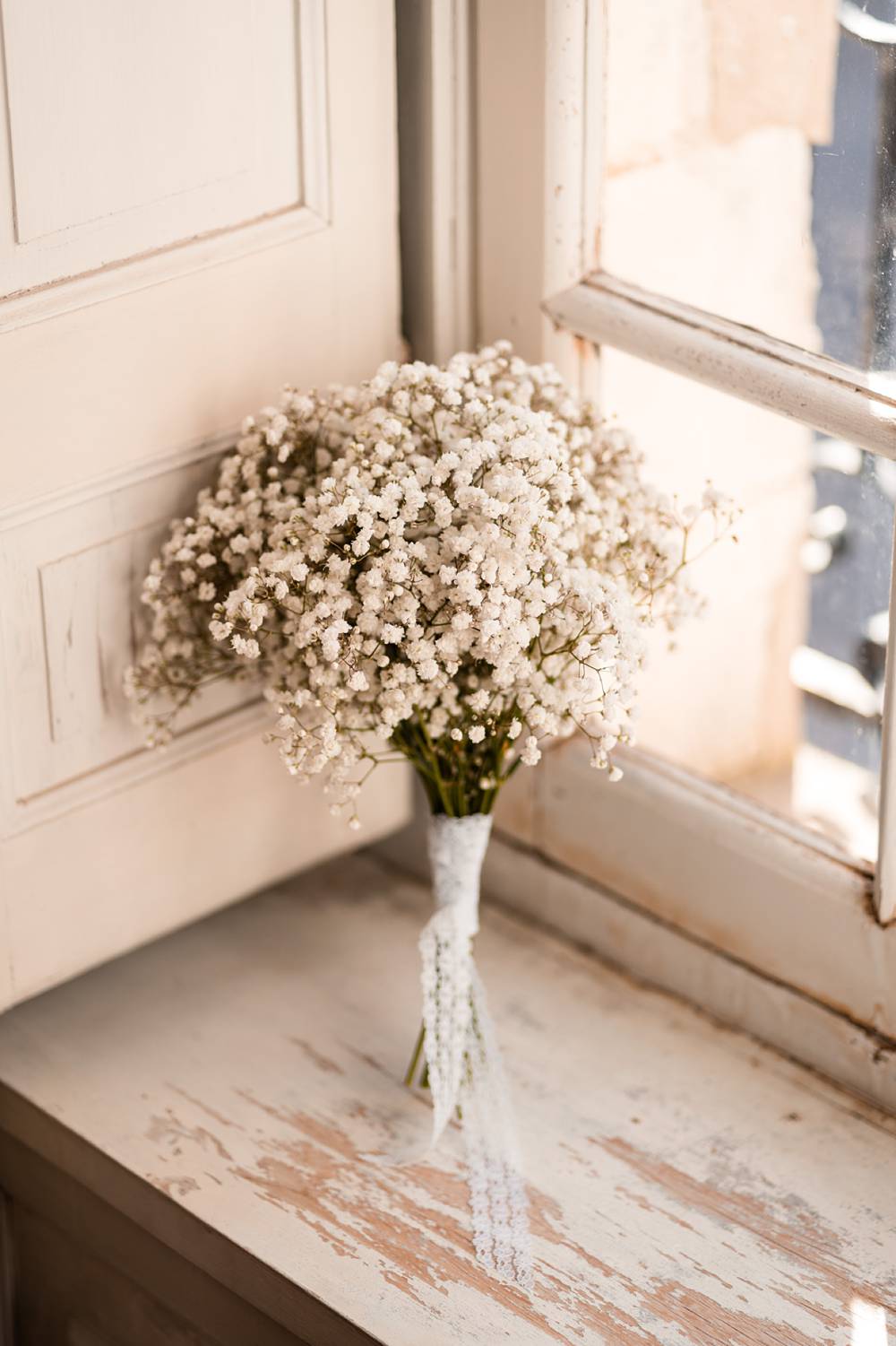 Mariage dans un domaine privé en Normandie, entre Rouen et Le Havre. Cérémonie religieuse. Réception dans le jardin et sous chapiteau en bambou.