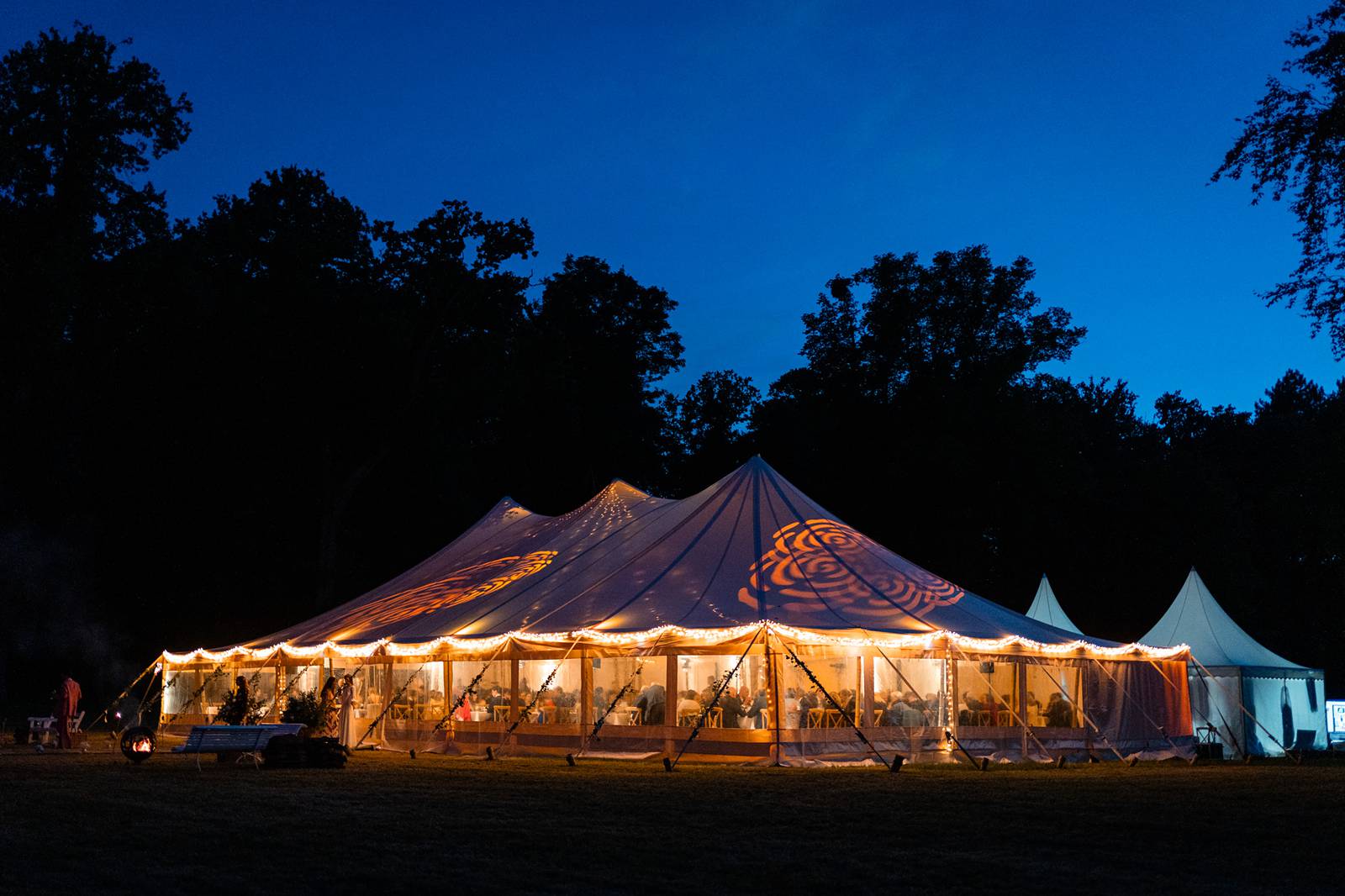 Mariage dans un domaine privé en Normandie, entre Rouen et Le Havre. Cérémonie religieuse. Réception dans le jardin et sous chapiteau en bambou.