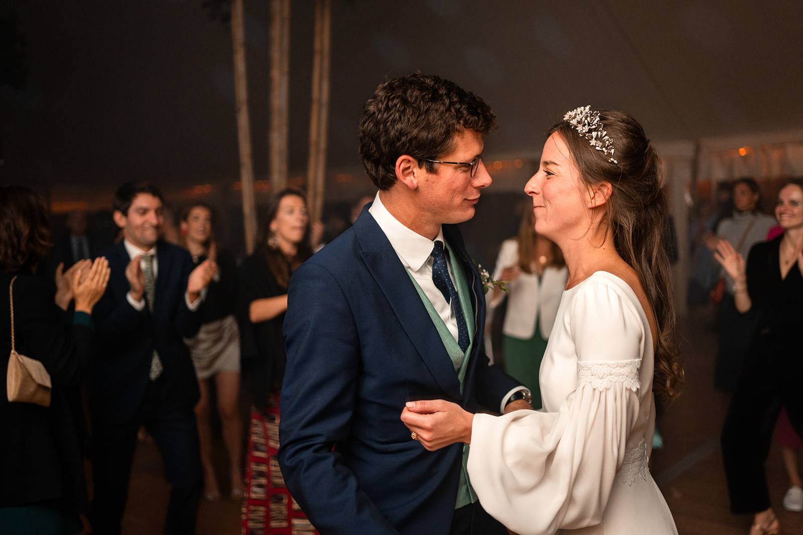 Mariage dans un domaine privé en Normandie, entre Rouen et Le Havre. Cérémonie religieuse. Réception dans le jardin et sous chapiteau en bambou.