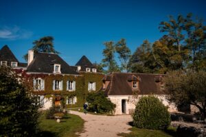 Reportage photo d'un mariage tropical au Domaine de La Fauconnie en Dordogne, avec une décoration tropicale. Photographe mariage Domaine de la Fauconnie.