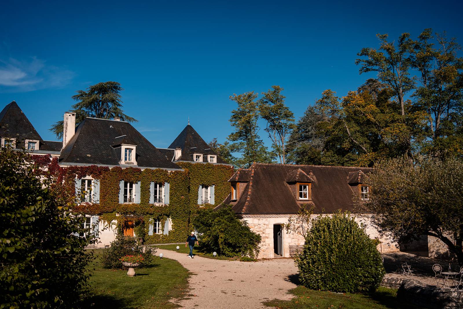 Reportage photo d'un mariage tropical au Domaine de La Fauconnie en Dordogne, avec une décoration tropicale. Photographe mariage Domaine de la Fauconnie.