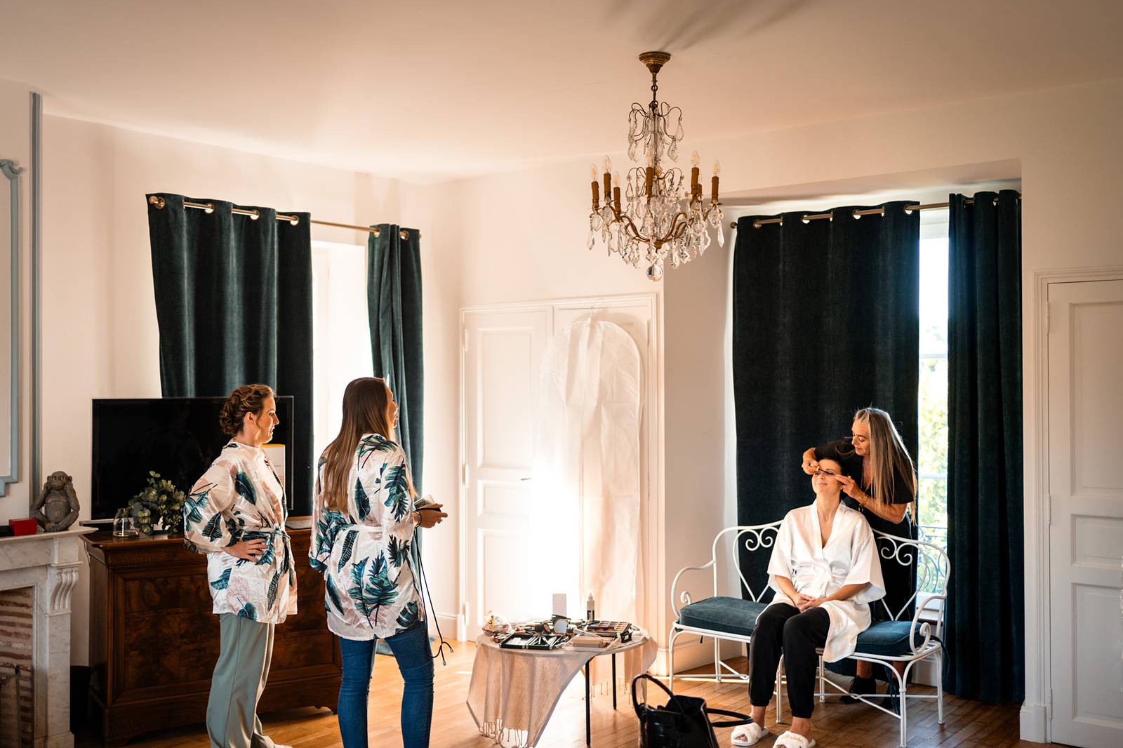 Reportage photo d'un mariage tropical au Domaine de La Fauconnie en Dordogne, avec une décoration tropicale. Photographe mariage Domaine de la Fauconnie.