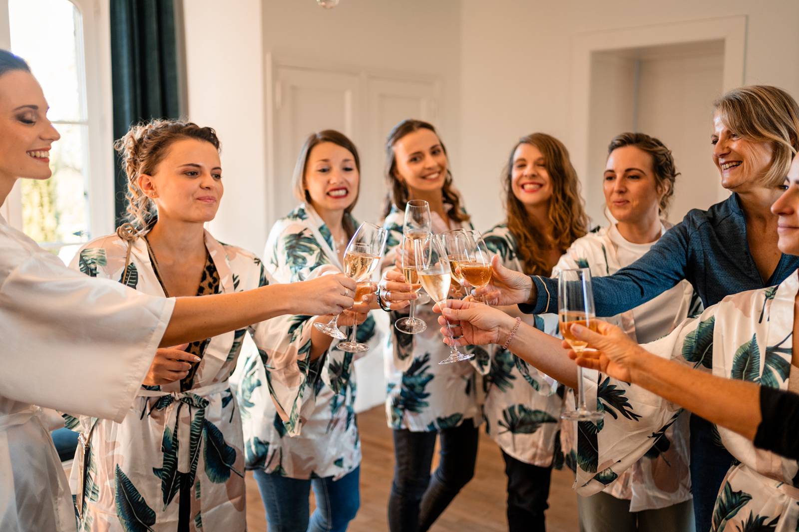 Reportage photo d'un mariage tropical au Domaine de La Fauconnie en Dordogne, avec une décoration tropicale. Photographe mariage Domaine de la Fauconnie.