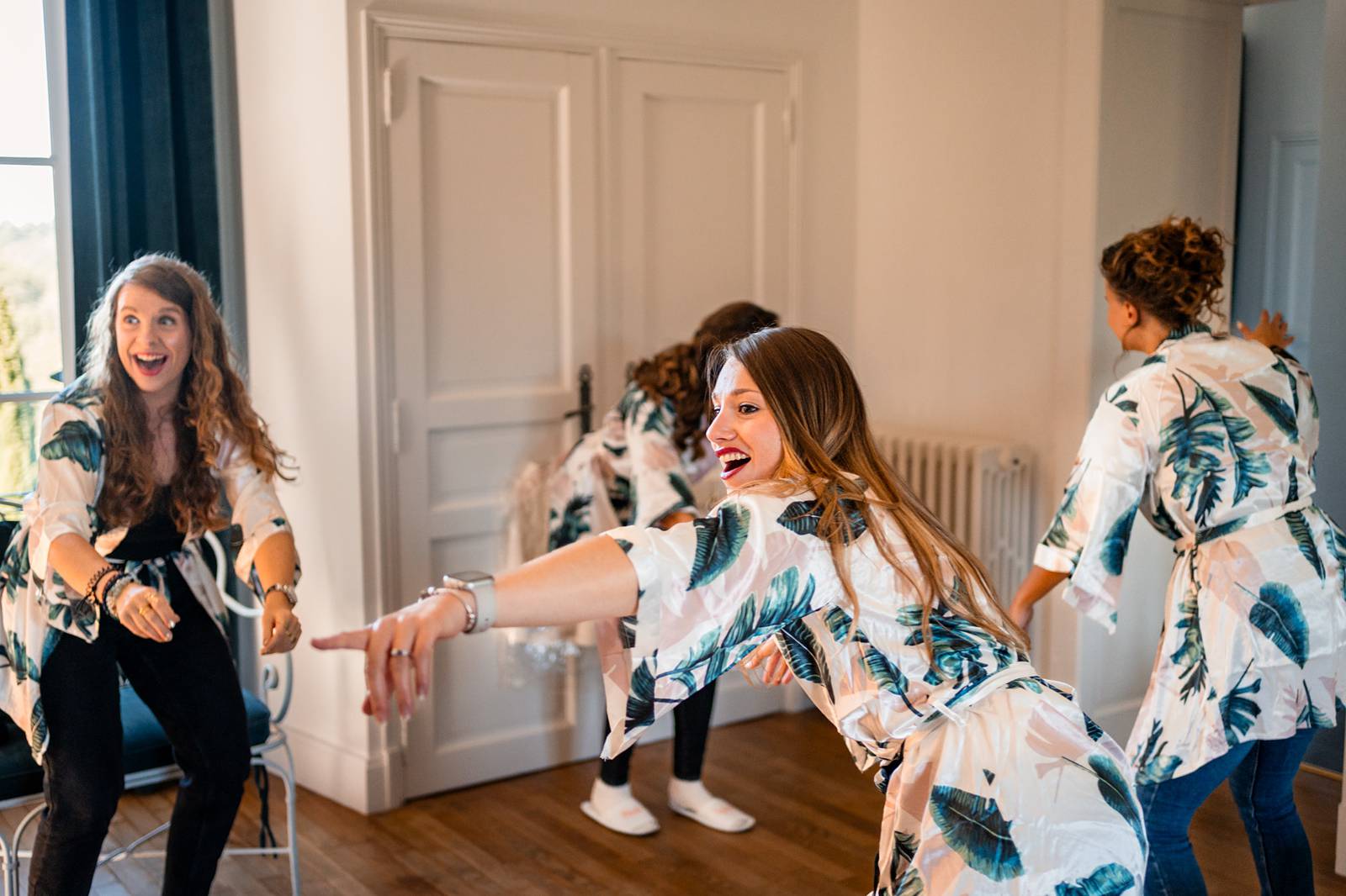 Reportage photo d'un mariage tropical au Domaine de La Fauconnie en Dordogne, avec une décoration tropicale. Photographe mariage Domaine de la Fauconnie.