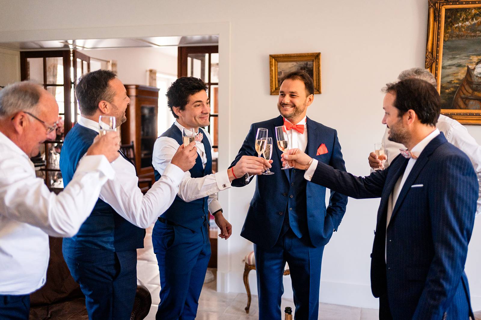 Reportage photo d'un mariage tropical au Domaine de La Fauconnie en Dordogne, avec une décoration tropicale. Photographe mariage Domaine de la Fauconnie.