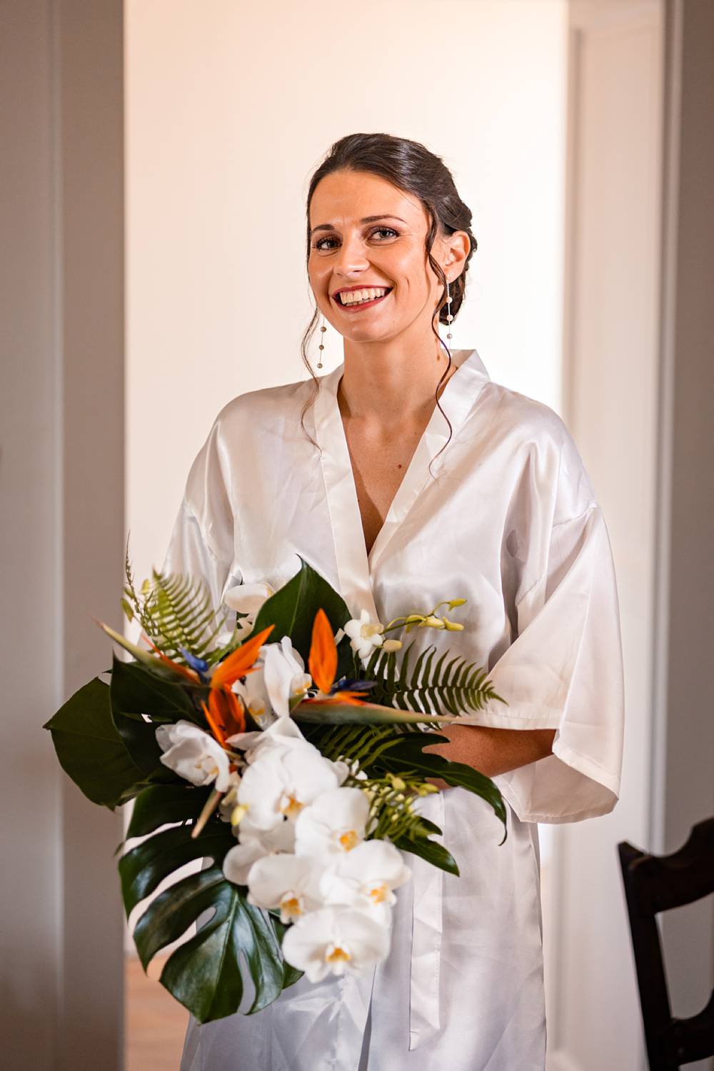 Reportage photo d'un mariage tropical au Domaine de La Fauconnie en Dordogne, avec une décoration tropicale. Photographe mariage Domaine de la Fauconnie.