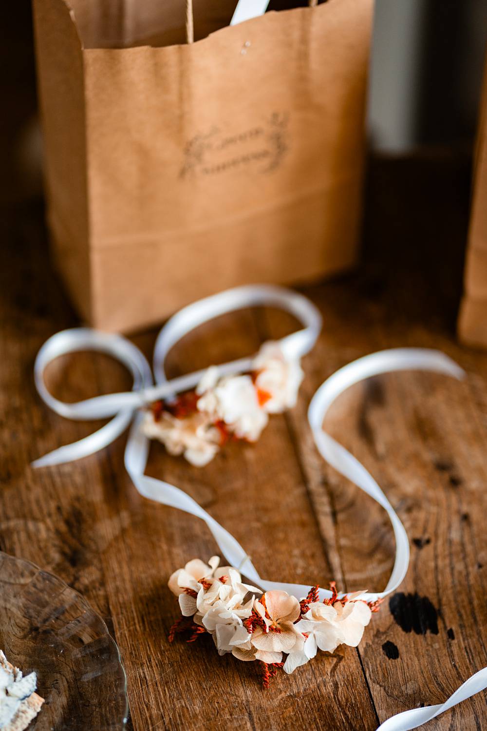 Reportage photo d'un mariage tropical au Domaine de La Fauconnie en Dordogne, avec une décoration tropicale. Photographe mariage Domaine de la Fauconnie.