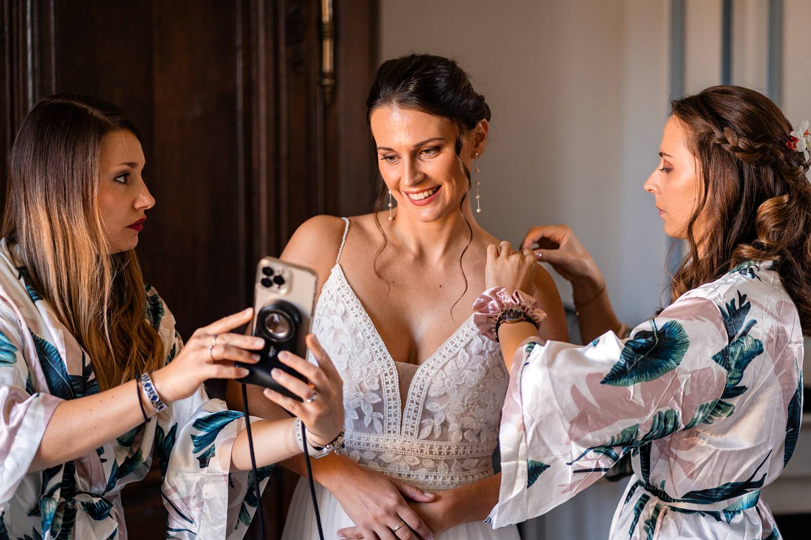 Reportage photo d'un mariage tropical au Domaine de La Fauconnie en Dordogne, avec une décoration tropicale. Photographe mariage Domaine de la Fauconnie.