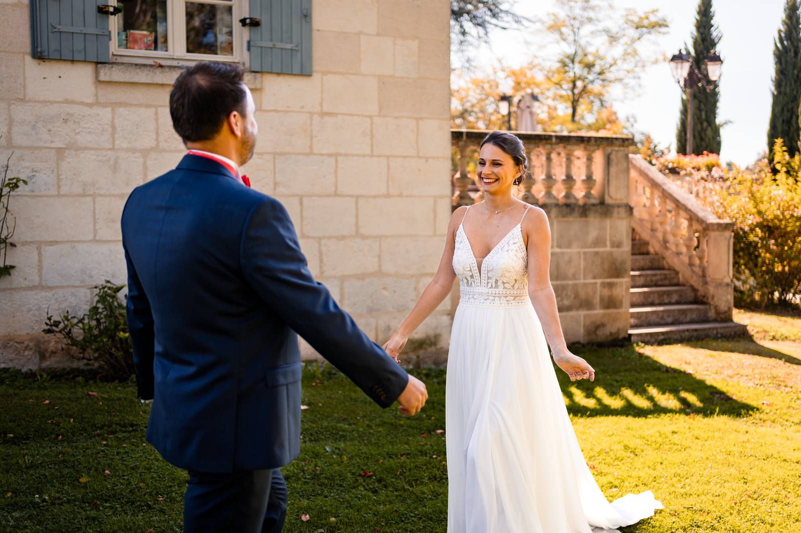 Reportage photo d'un mariage tropical au Domaine de La Fauconnie en Dordogne, avec une décoration tropicale. Photographe mariage Domaine de la Fauconnie.