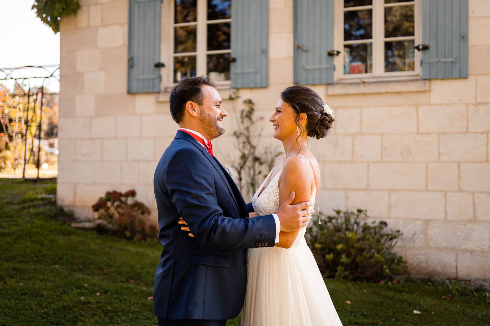 Reportage photo d'un mariage tropical au Domaine de La Fauconnie en Dordogne, avec une décoration tropicale. Photographe mariage Domaine de la Fauconnie.