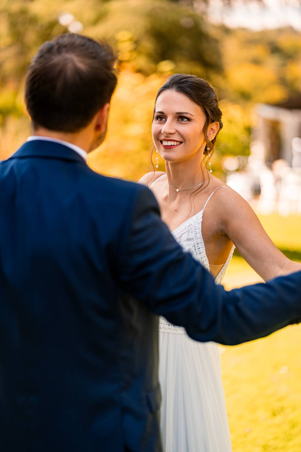 Reportage photo d'un mariage tropical au Domaine de La Fauconnie en Dordogne, avec une décoration tropicale. Photographe mariage Domaine de la Fauconnie.