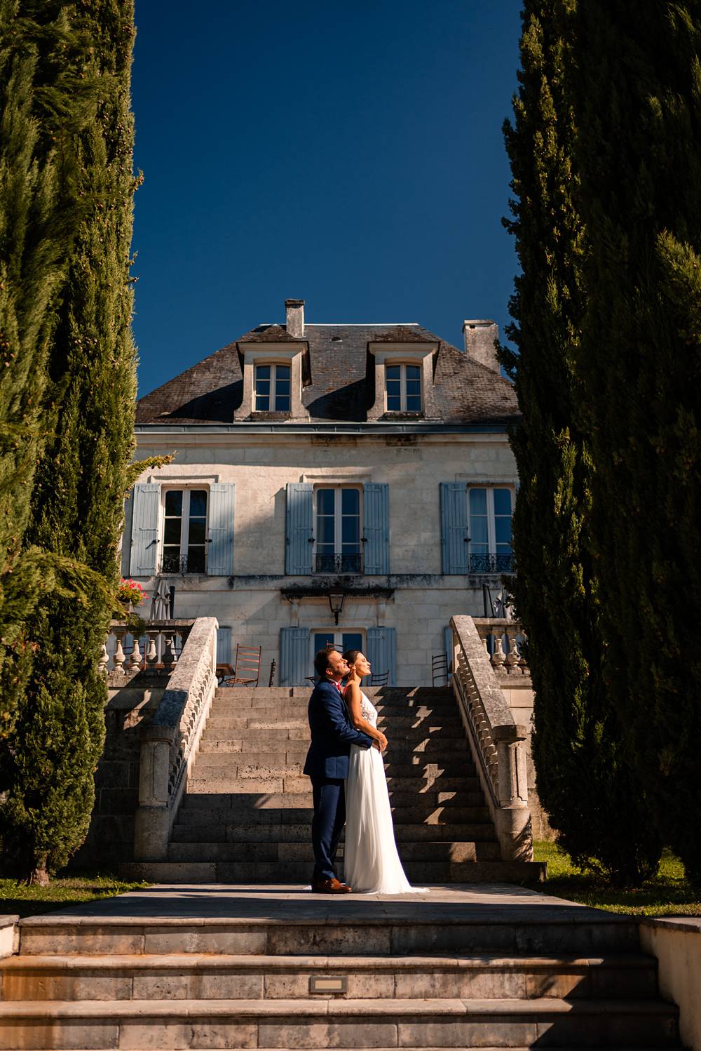 Reportage photo d'un mariage tropical au Domaine de La Fauconnie en Dordogne, avec une décoration tropicale. Photographe mariage Domaine de la Fauconnie.