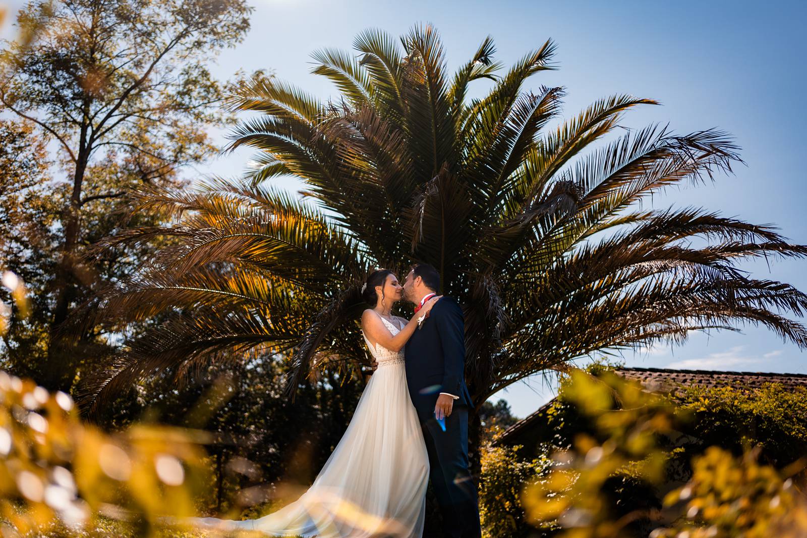 Reportage photo d'un mariage tropical au Domaine de La Fauconnie en Dordogne, avec une décoration tropicale. Photographe mariage Domaine de la Fauconnie.