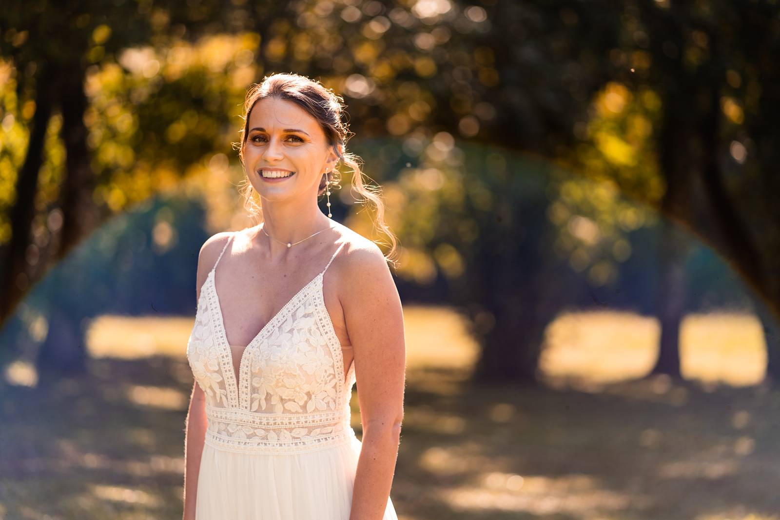 Reportage photo d'un mariage tropical au Domaine de La Fauconnie en Dordogne, avec une décoration tropicale. Photographe mariage Domaine de la Fauconnie.