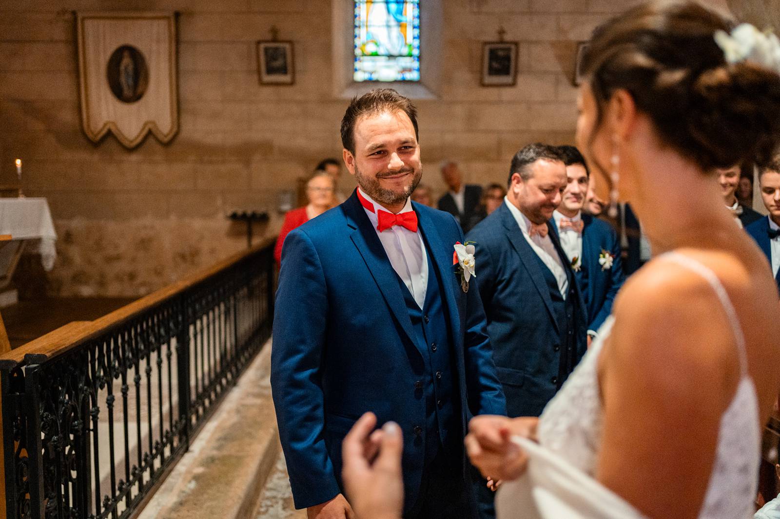 Reportage photo d'un mariage tropical au Domaine de La Fauconnie en Dordogne, avec une décoration tropicale. Photographe mariage Domaine de la Fauconnie.