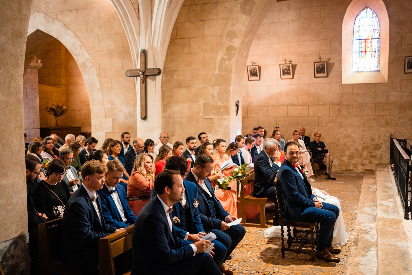 Reportage photo d'un mariage tropical au Domaine de La Fauconnie en Dordogne, avec une décoration tropicale. Photographe mariage Domaine de la Fauconnie.