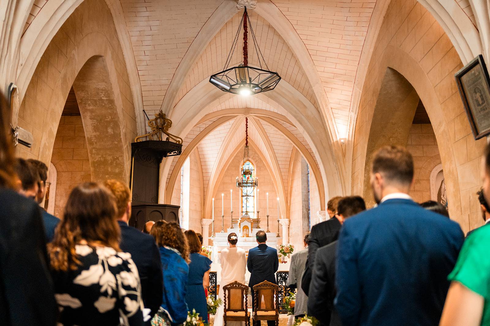 Reportage photo d'un mariage tropical au Domaine de La Fauconnie en Dordogne, avec une décoration tropicale. Photographe mariage Domaine de la Fauconnie.