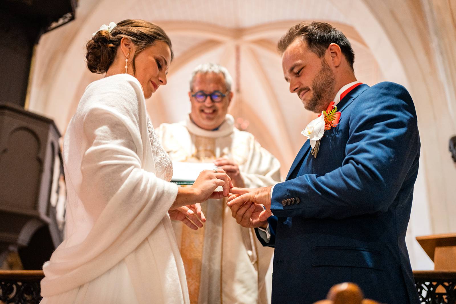 Reportage photo d'un mariage tropical au Domaine de La Fauconnie en Dordogne, avec une décoration tropicale. Photographe mariage Domaine de la Fauconnie.