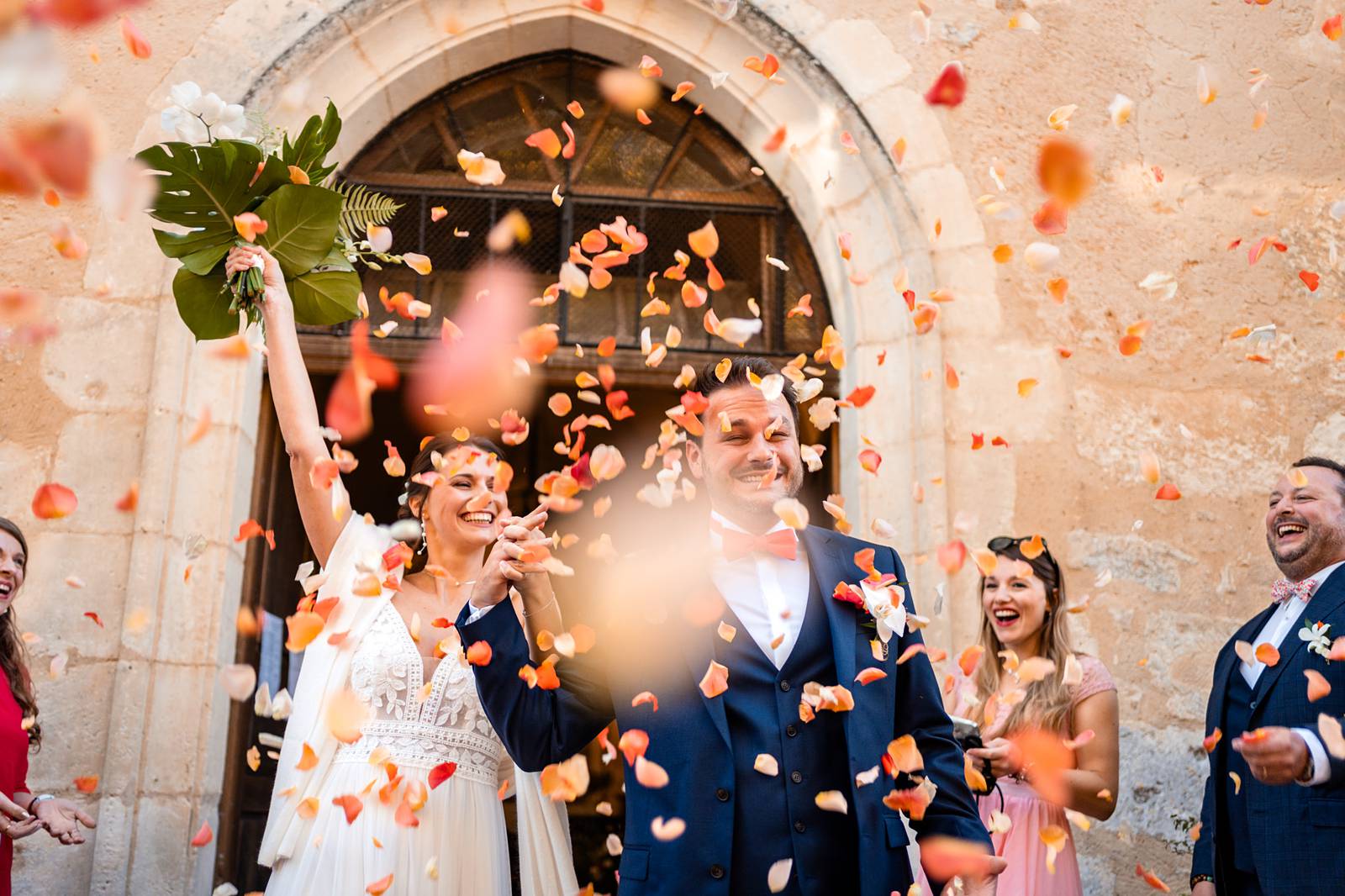 Reportage photo d'un mariage tropical au Domaine de La Fauconnie en Dordogne, avec une décoration tropicale. Photographe mariage Domaine de la Fauconnie.