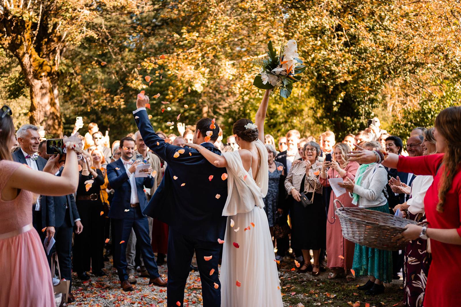 Reportage photo d'un mariage tropical au Domaine de La Fauconnie en Dordogne, avec une décoration tropicale. Photographe mariage Domaine de la Fauconnie.