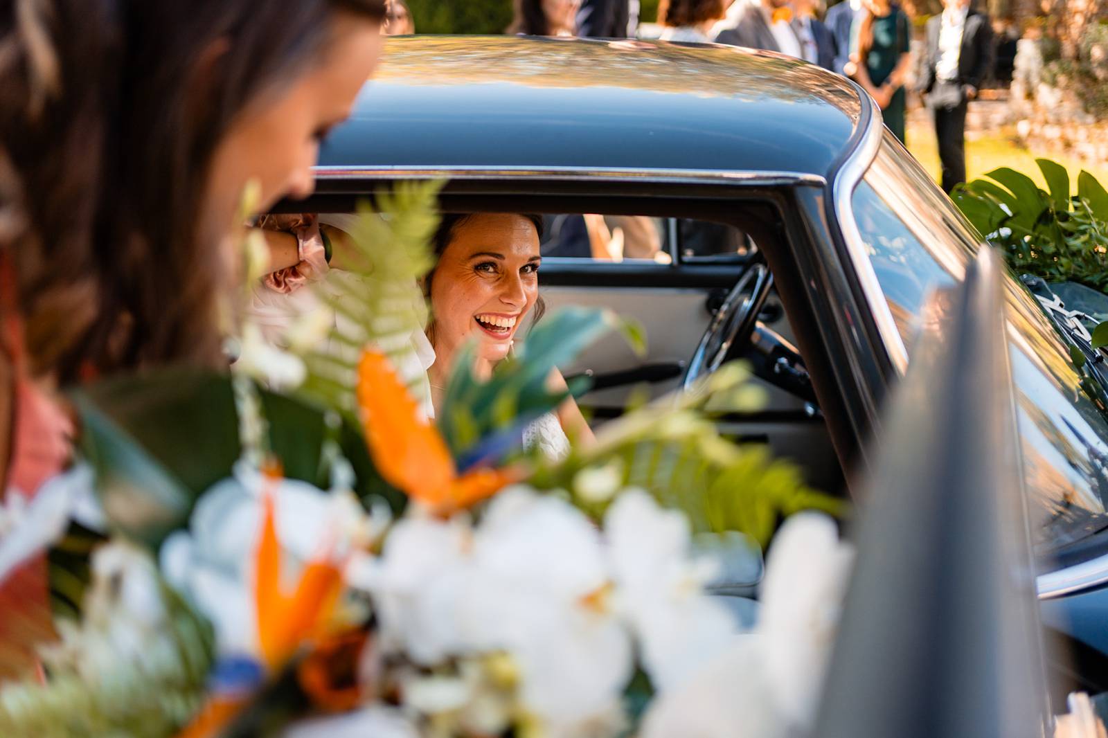 Reportage photo d'un mariage tropical au Domaine de La Fauconnie en Dordogne, avec une décoration tropicale. Photographe mariage Domaine de la Fauconnie.