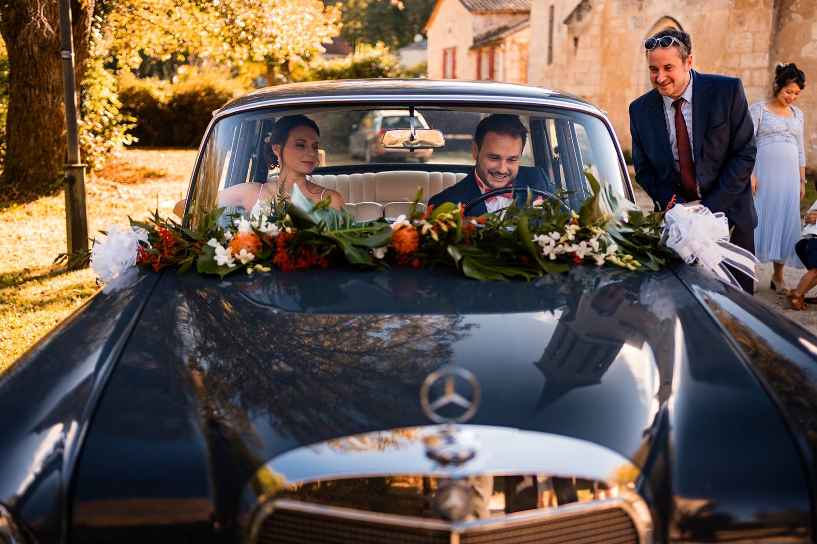 Reportage photo d'un mariage tropical au Domaine de La Fauconnie en Dordogne, avec une décoration tropicale. Photographe mariage Domaine de la Fauconnie.