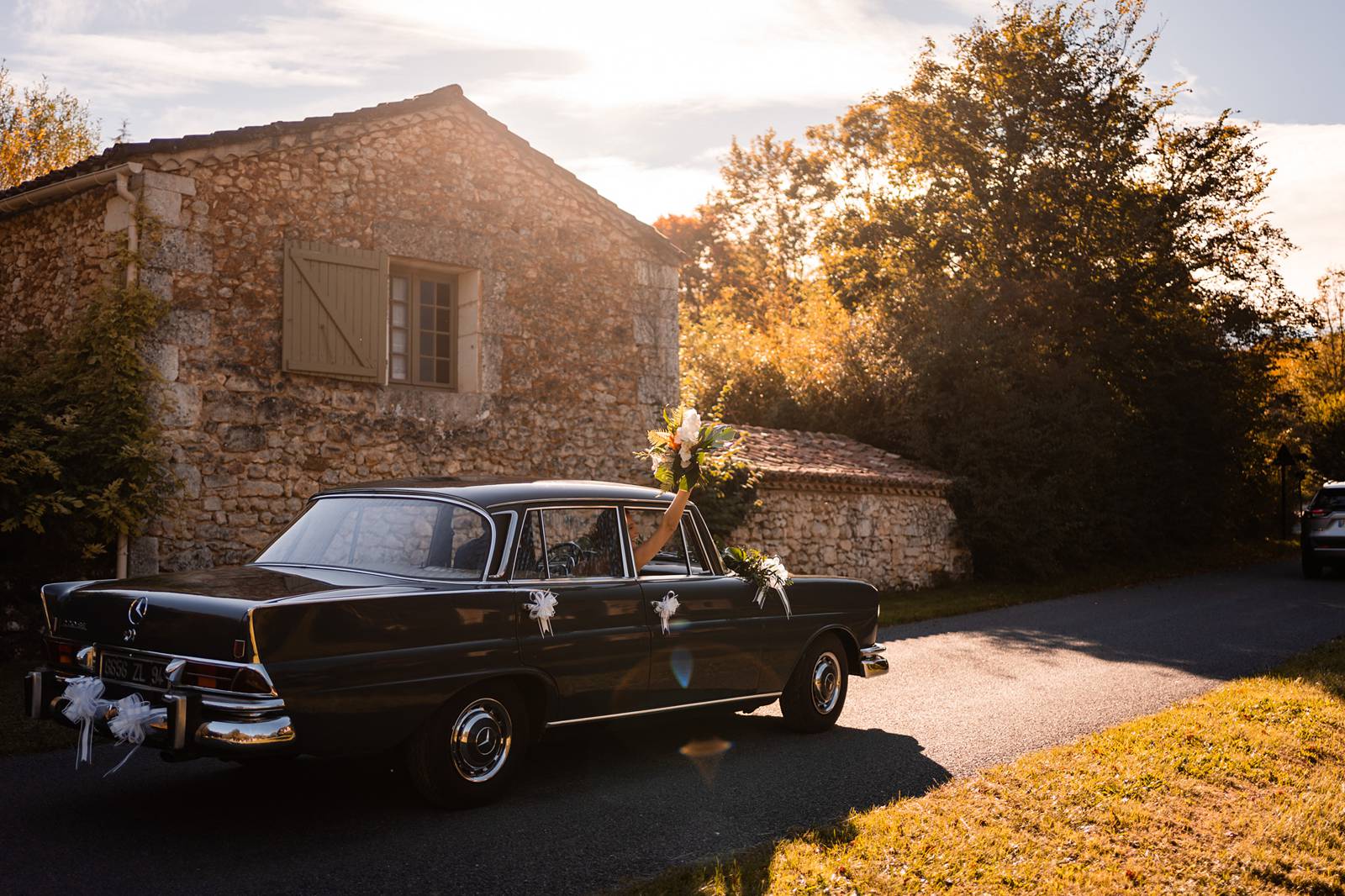 Reportage photo d'un mariage tropical au Domaine de La Fauconnie en Dordogne, avec une décoration tropicale. Photographe mariage Domaine de la Fauconnie.