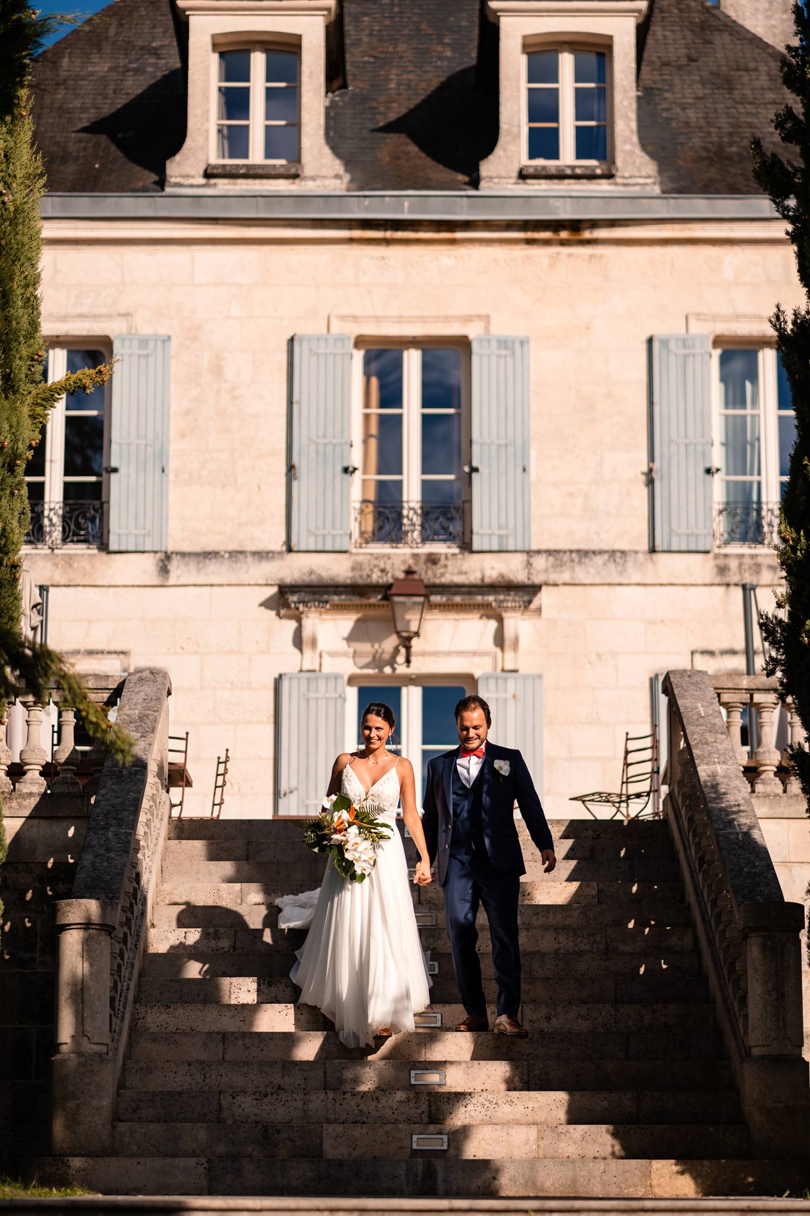 Reportage photo d'un mariage tropical au Domaine de La Fauconnie en Dordogne, avec une décoration tropicale. Photographe mariage Domaine de la Fauconnie.