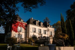 Reportage photo d'un mariage tropical au Domaine de La Fauconnie en Dordogne, avec une décoration tropicale. Photographe mariage Domaine de la Fauconnie.
