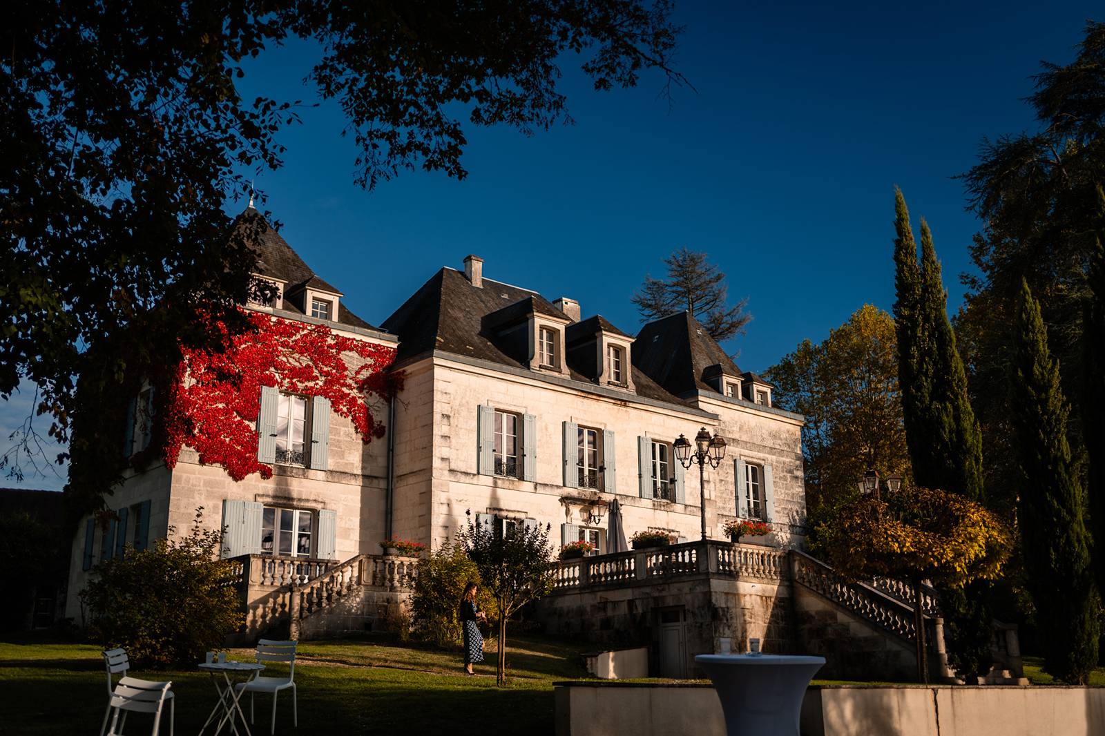 Reportage photo d'un mariage tropical au Domaine de La Fauconnie en Dordogne, avec une décoration tropicale. Photographe mariage Domaine de la Fauconnie.