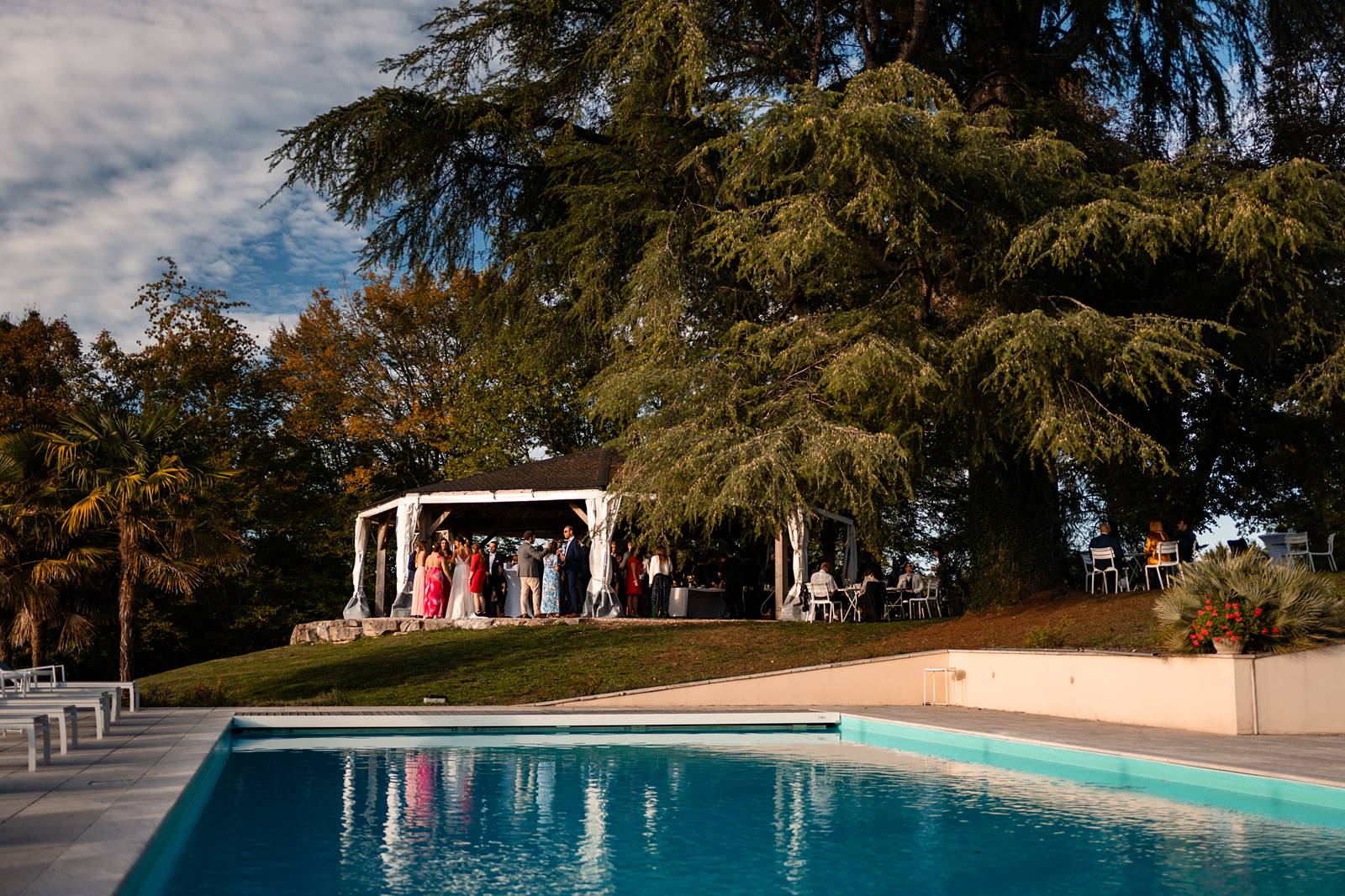 Reportage photo d'un mariage tropical au Domaine de La Fauconnie en Dordogne, avec une décoration tropicale. Photographe mariage Domaine de la Fauconnie.