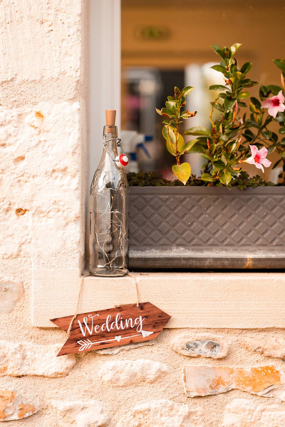 Reportage photo d'un mariage tropical au Domaine de La Fauconnie en Dordogne, avec une décoration tropicale. Photographe mariage Domaine de la Fauconnie.