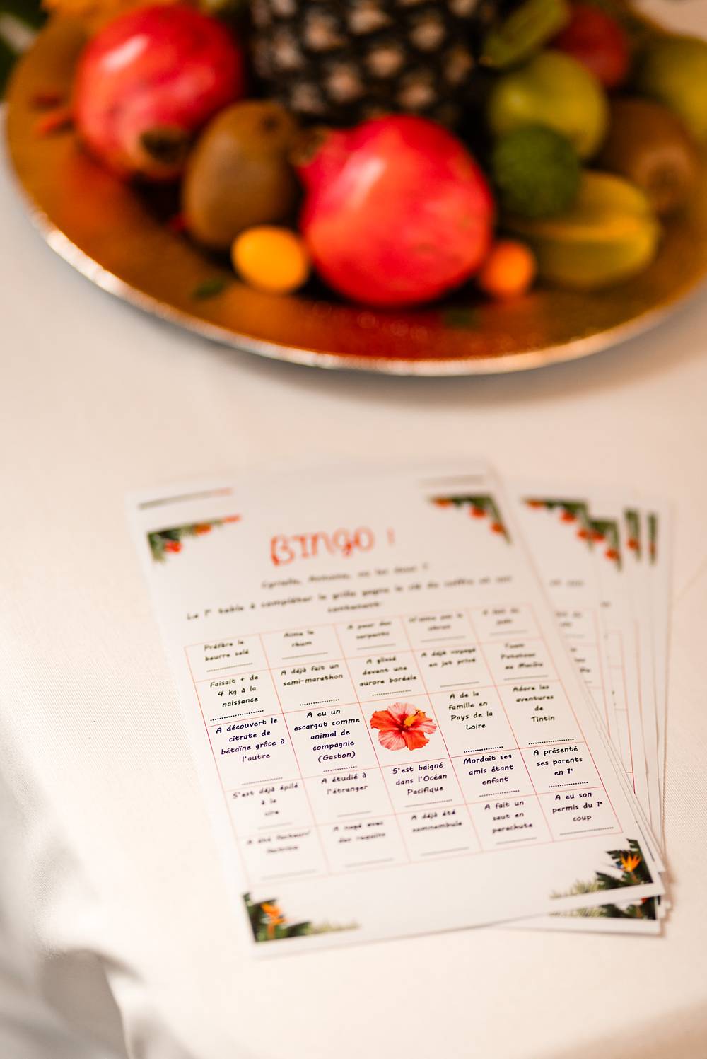 Reportage photo d'un mariage tropical au Domaine de La Fauconnie en Dordogne, avec une décoration tropicale. Photographe mariage Domaine de la Fauconnie.