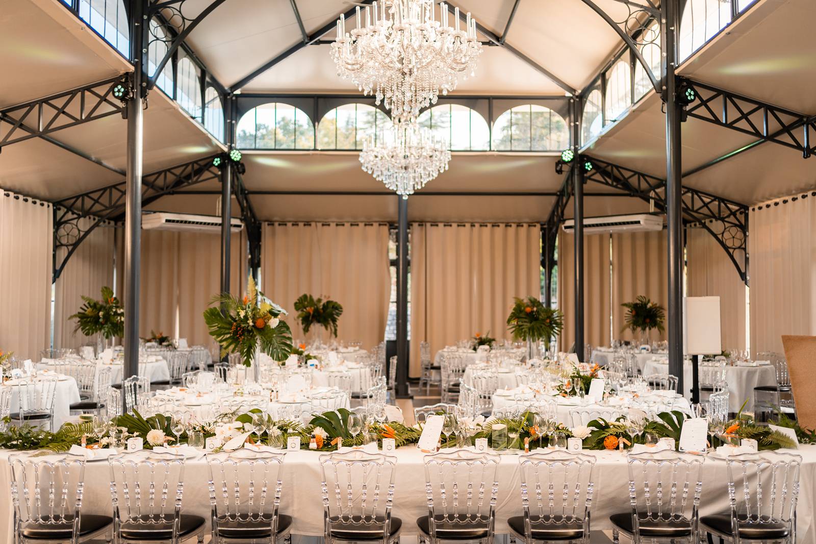 Reportage photo d'un mariage tropical au Domaine de La Fauconnie en Dordogne, avec une décoration tropicale. Photographe mariage Domaine de la Fauconnie.