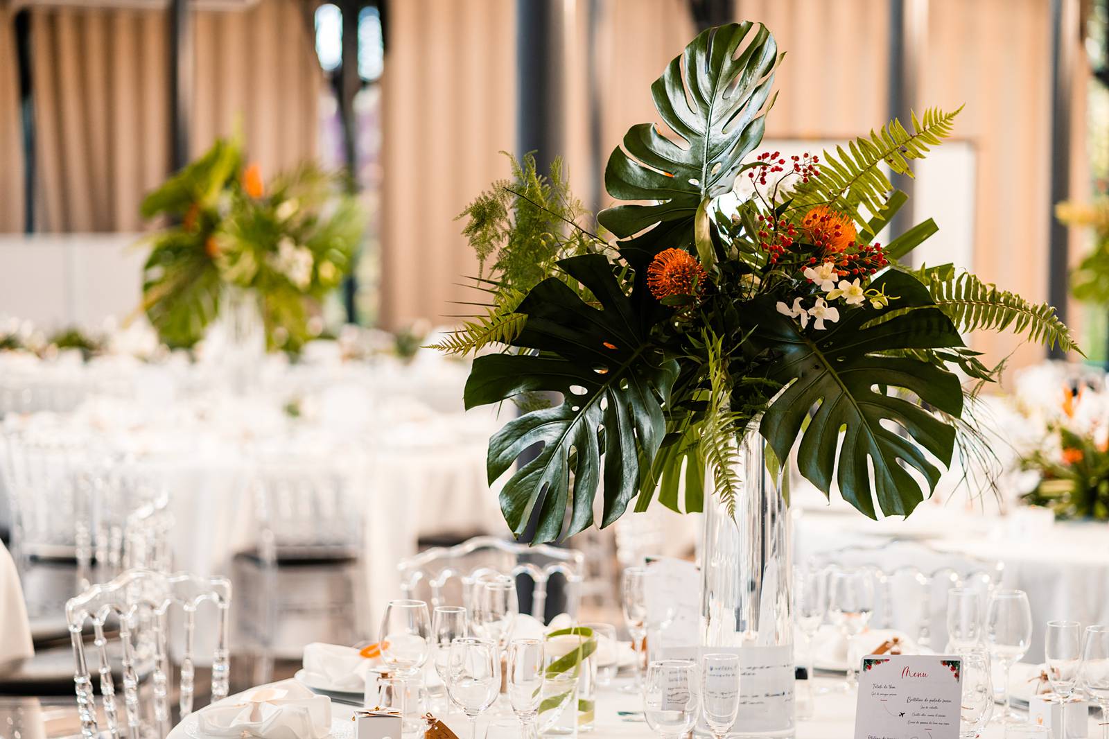 Reportage photo d'un mariage tropical au Domaine de La Fauconnie en Dordogne, avec une décoration tropicale. Photographe mariage Domaine de la Fauconnie.