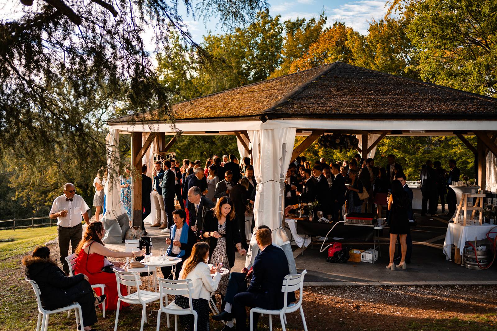 Reportage photo d'un mariage tropical au Domaine de La Fauconnie en Dordogne, avec une décoration tropicale. Photographe mariage Domaine de la Fauconnie.