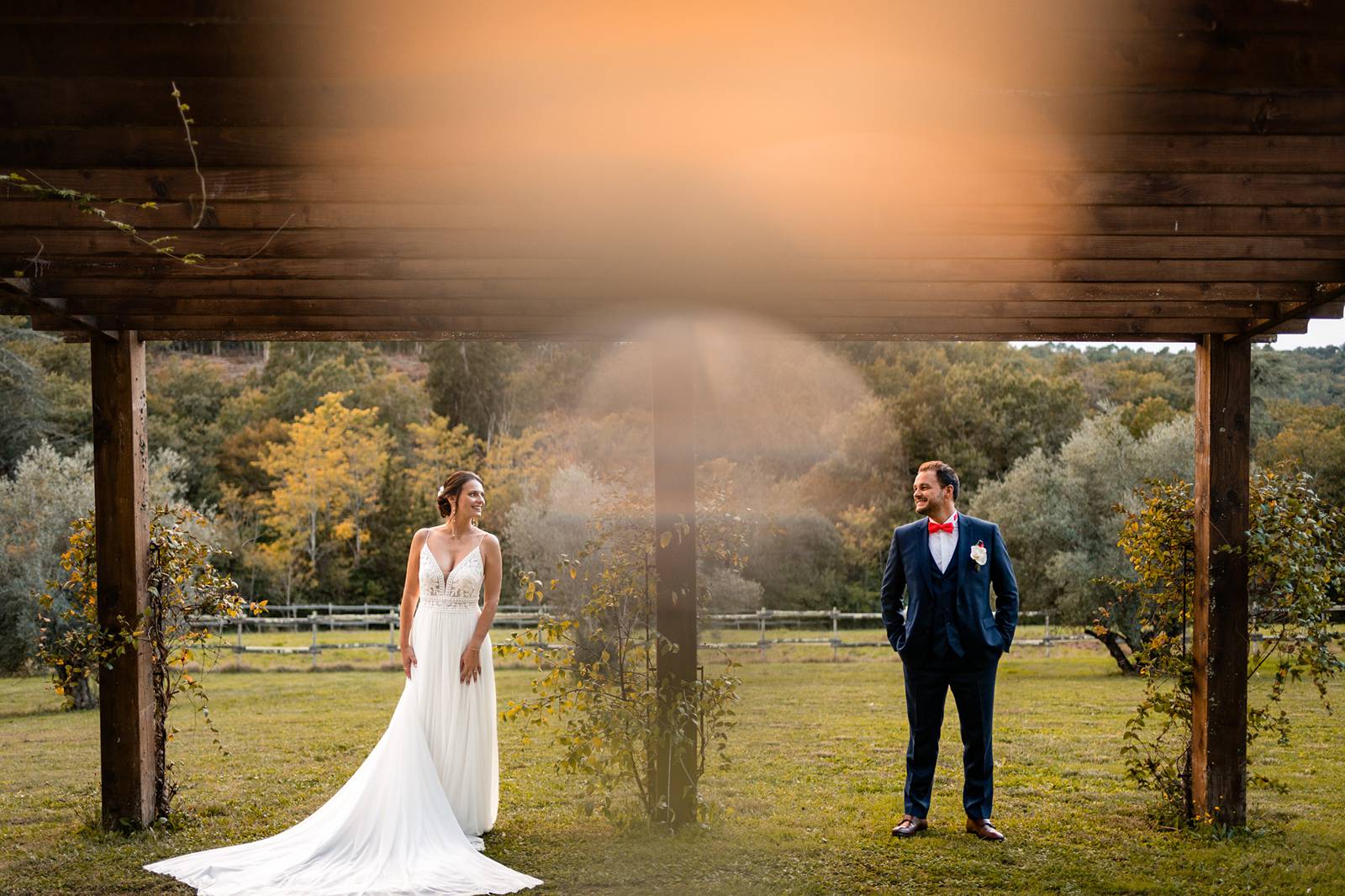 Reportage photo d'un mariage tropical au Domaine de La Fauconnie en Dordogne, avec une décoration tropicale. Photographe mariage Domaine de la Fauconnie.