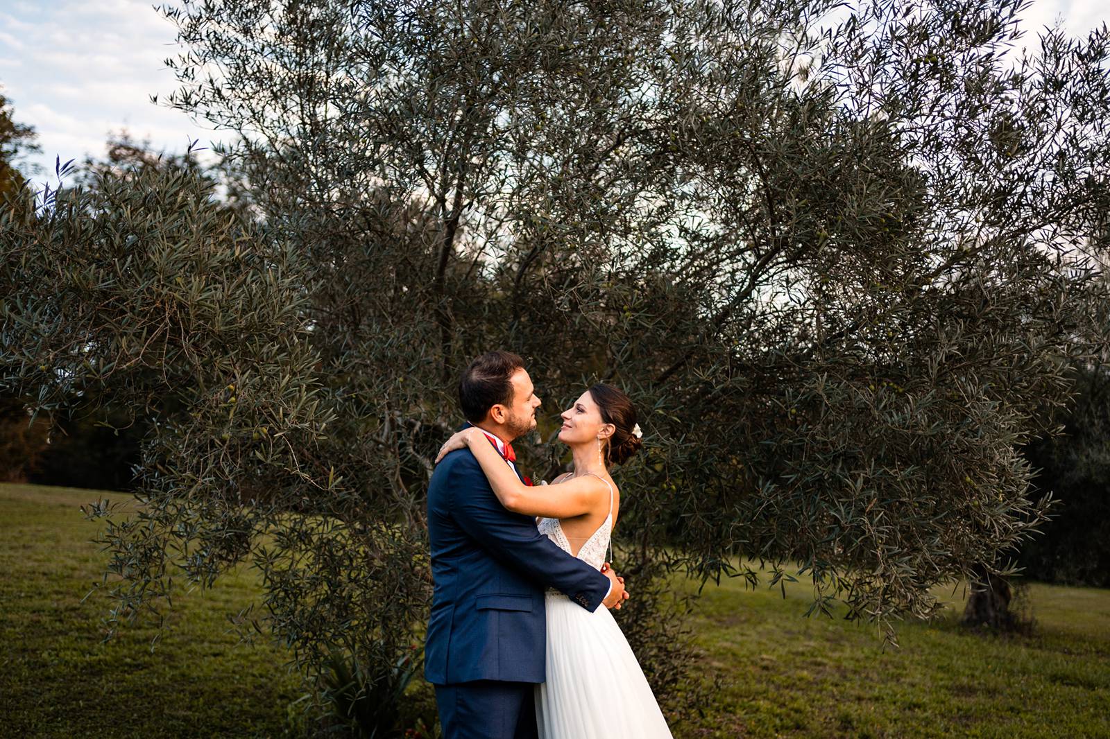 Reportage photo d'un mariage tropical au Domaine de La Fauconnie en Dordogne, avec une décoration tropicale. Photographe mariage Domaine de la Fauconnie.