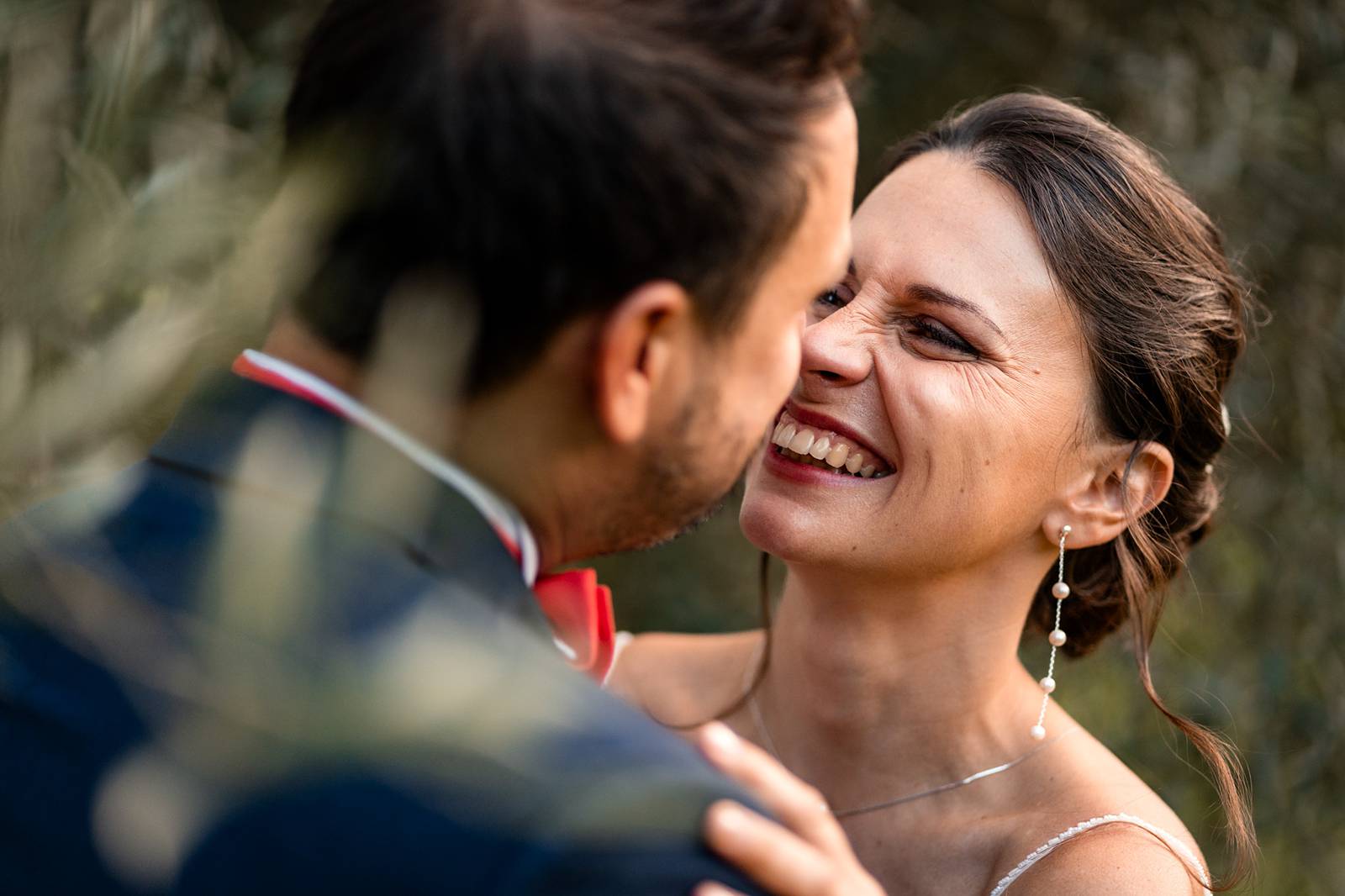 Reportage photo d'un mariage tropical au Domaine de La Fauconnie en Dordogne, avec une décoration tropicale. Photographe mariage Domaine de la Fauconnie.