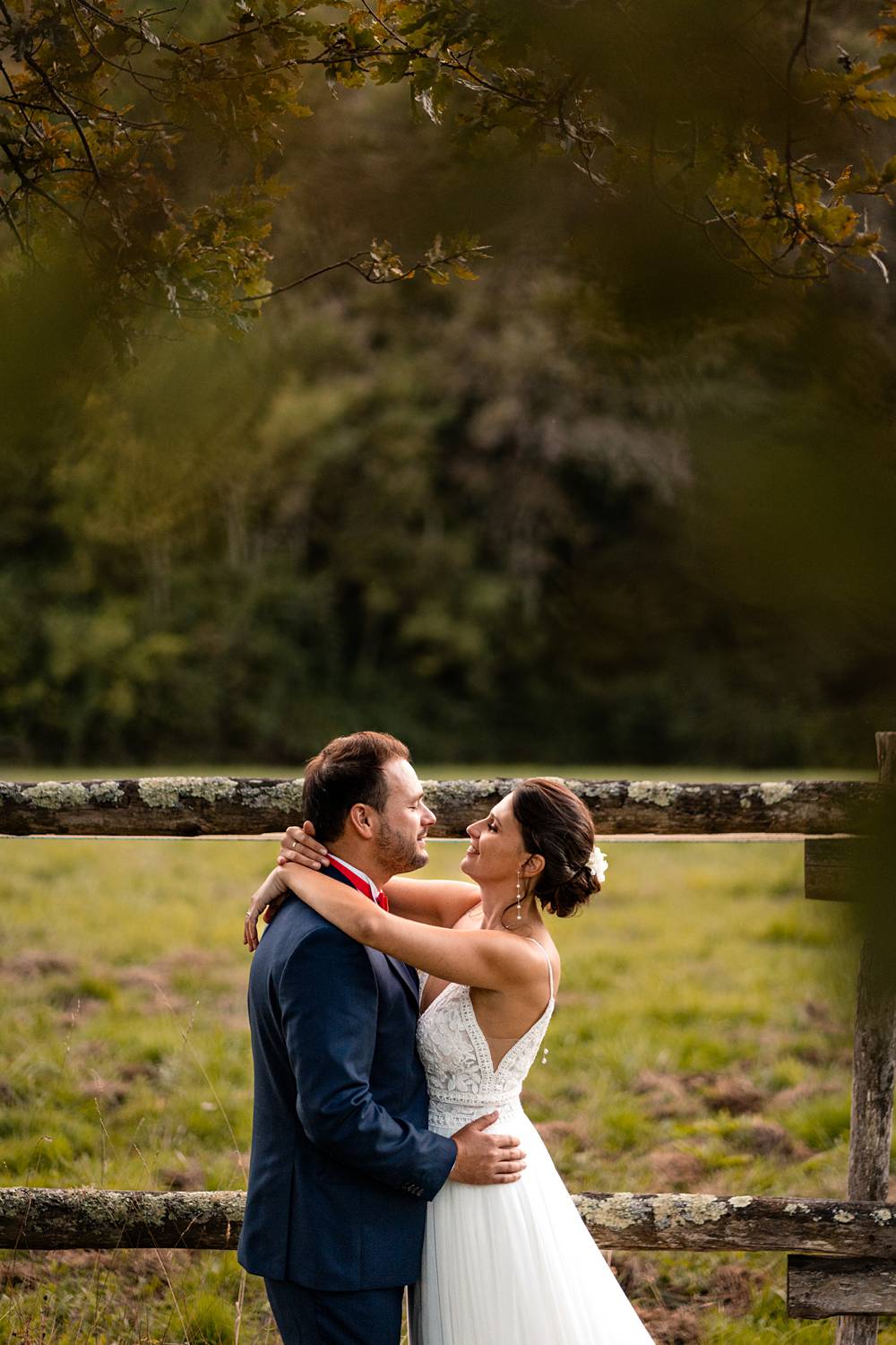 Reportage photo d'un mariage tropical au Domaine de La Fauconnie en Dordogne, avec une décoration tropicale. Photographe mariage Domaine de la Fauconnie.