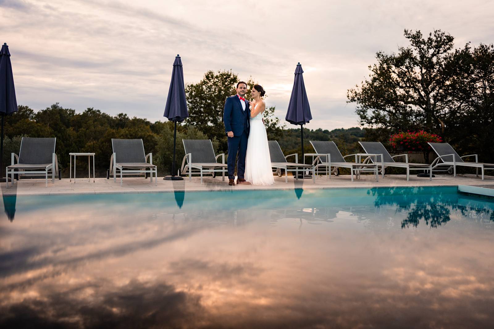 Reportage photo d'un mariage tropical au Domaine de La Fauconnie en Dordogne, avec une décoration tropicale. Photographe mariage Domaine de la Fauconnie.