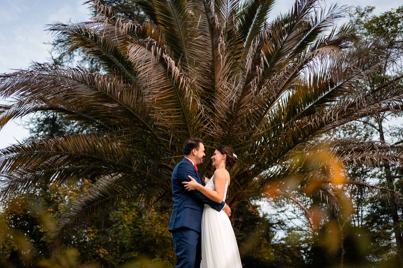 Reportage photo d'un mariage tropical au Domaine de La Fauconnie en Dordogne, avec une décoration tropicale. Photographe mariage Domaine de la Fauconnie.