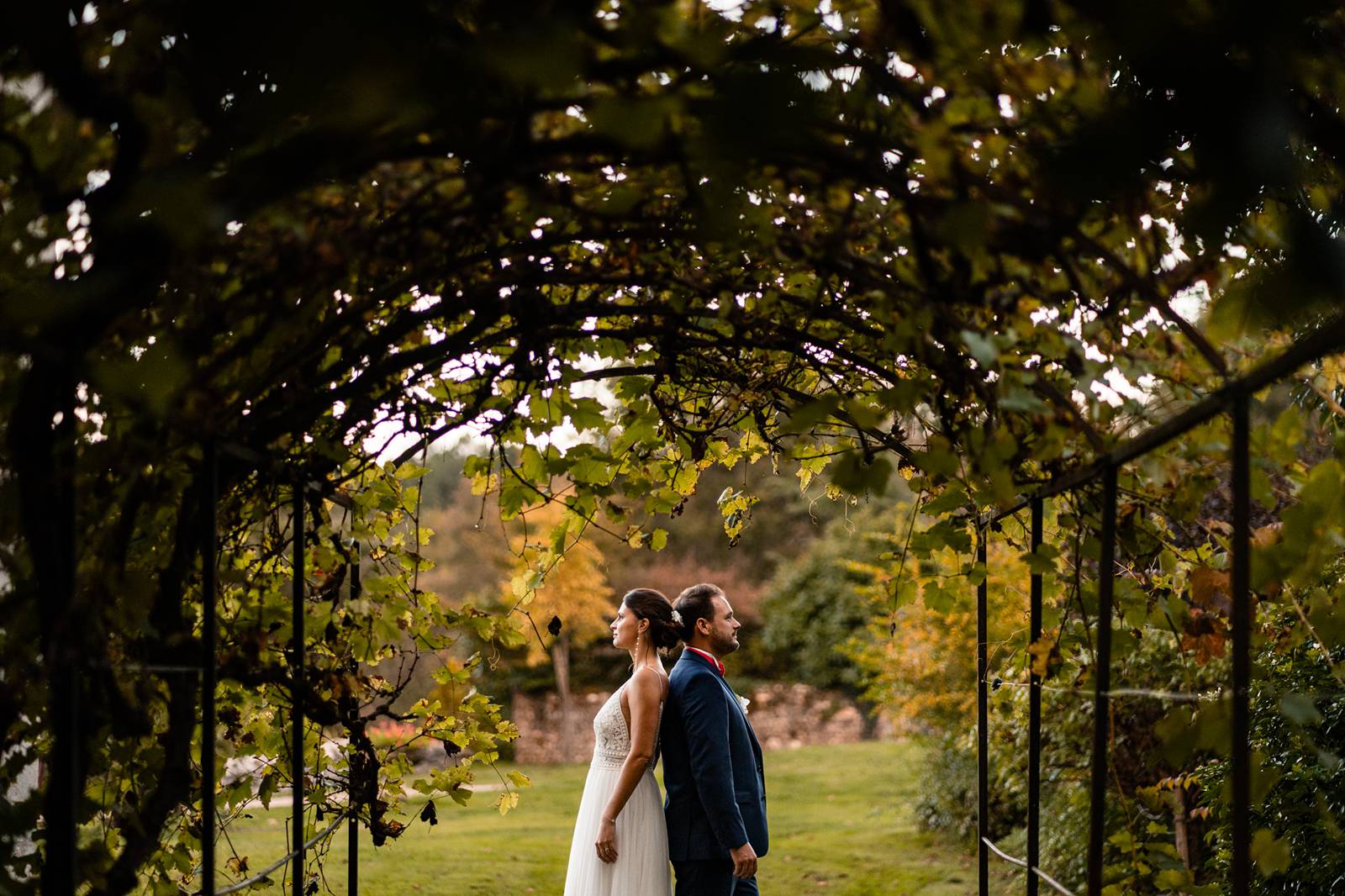 Reportage photo d'un mariage tropical au Domaine de La Fauconnie en Dordogne, avec une décoration tropicale. Photographe mariage Domaine de la Fauconnie.