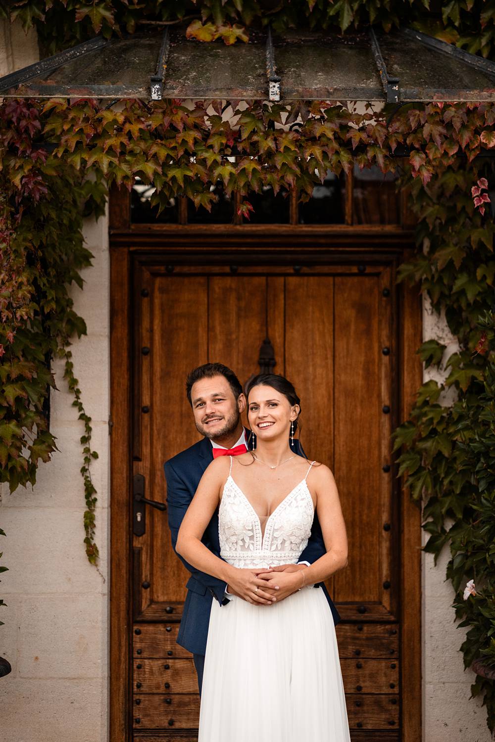 Reportage photo d'un mariage tropical au Domaine de La Fauconnie en Dordogne, avec une décoration tropicale. Photographe mariage Domaine de la Fauconnie.