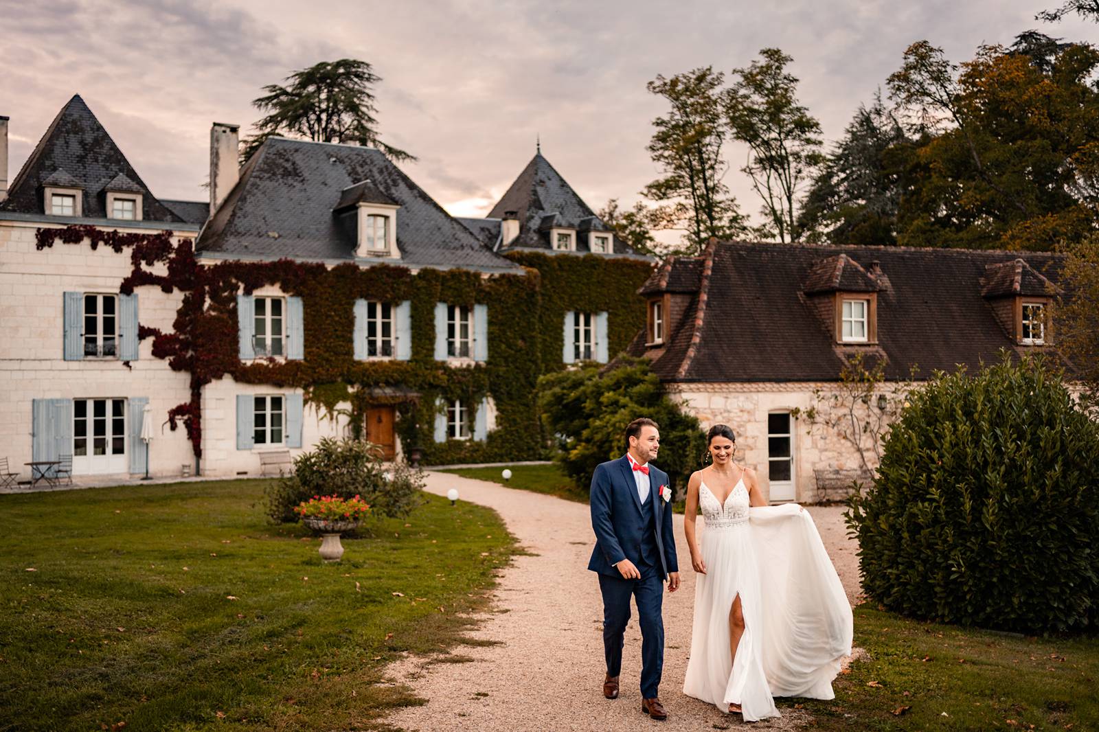 Reportage photo d'un mariage tropical au Domaine de La Fauconnie en Dordogne, avec une décoration tropicale. Photographe mariage Domaine de la Fauconnie.