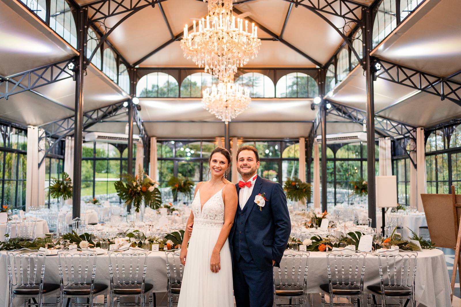 Reportage photo d'un mariage tropical au Domaine de La Fauconnie en Dordogne, avec une décoration tropicale. Photographe mariage Domaine de la Fauconnie.