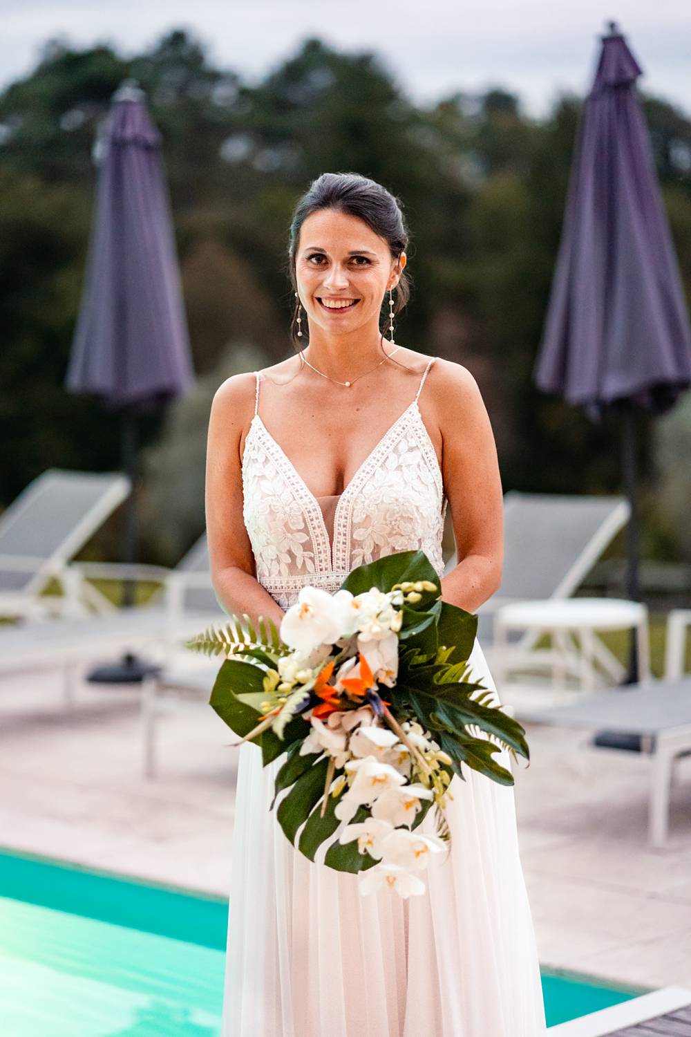 Reportage photo d'un mariage tropical au Domaine de La Fauconnie en Dordogne, avec une décoration tropicale. Photographe mariage Domaine de la Fauconnie.